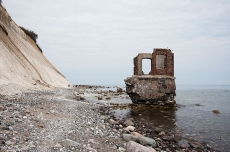 Ruine eines militärischen Aussichtsposten im Meer