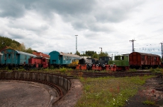 stillgelegter Bahnhof mit historischen Wagons