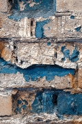 Detaiausschnitt einer Ziegelmauer in Blau