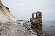 Ruine eines militärischen Aussichtspostens in der Ostsee